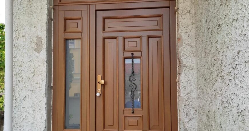 Dřevěné vchodové dveře z masivu s pevným horním a bočním světlíkem – realizace ATHENA
